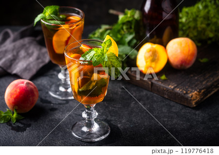 Cold ice tea with peach and mint 119776418