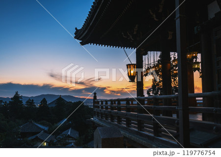 [二月堂]夕暮れ時の美しい風景 119776754