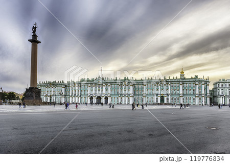 Alexander Column and Winter Palace in St. Petersburg, Russia 119776834