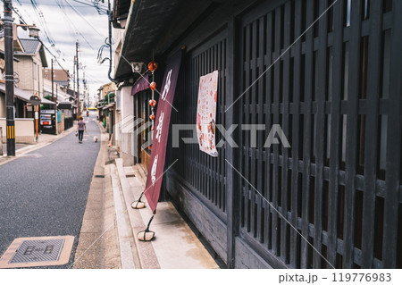 [ならまち]レトロな雰囲気が魅力の歴史的な町並み 119776983