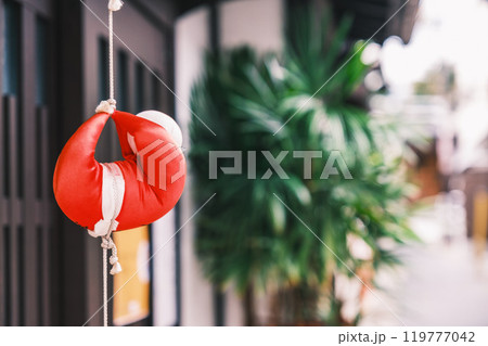 [ならまち]身代わりとなってくれるお守り 119777042