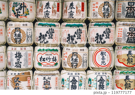[春日大社]酒樽が展示された風景 119777177