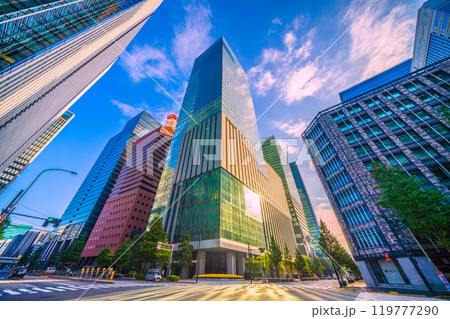 日本の東京都市景観 朝日が差し込む大手町のオフィス街…。画面左上は大手町ワン…希望の光＝10月27日 119777290