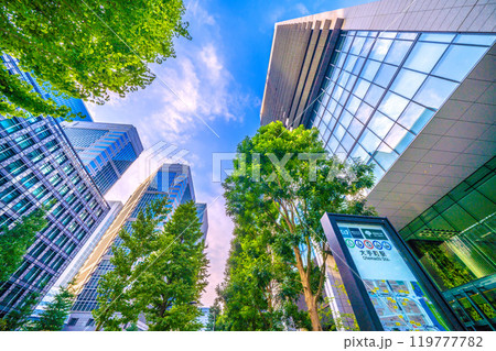 日本の東京都市景観 大手町駅出入口C6aがある大手町パークビルディングなどを望む＝10月27日 119777782