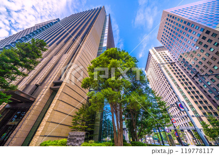 日本の東京都市景観 「大手町」の交差点から三井住友銀行などを望む…=10月27日 日本の東京都市景観 「大手町」の交差点から三井住友銀行などを望む…=10月27日 119778117