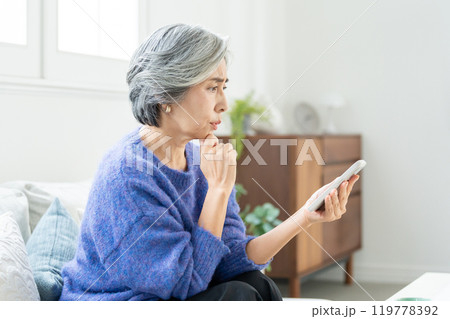 スマホを操作するシニア女性 スマホを操作するシニア女性 119778392