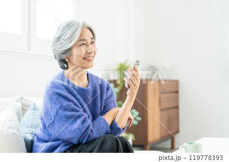 スマホを操作するシニア女性 スマホを操作するシニア女性 119778393