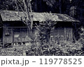 古びた空き家(モノクロ) 119778525