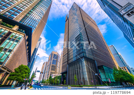 日本の東京都市景観 朝の日差しを浴びる「大手町駅前」交差点のビル群…＝10月27日　　 119778694