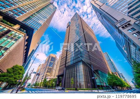 日本の東京都市景観 朝の日差しを浴びる「大手町駅前」交差点のビル群…＝10月27日　　 119778695