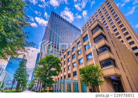 日本の東京都市景観 朝。「大手町駅前」交差点のビル。丸の内センタービル。奥はオアゾ方向…＝27日　 119778851