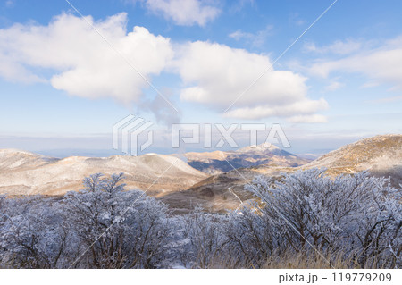 雪山登山（大分県九重町） 119779209