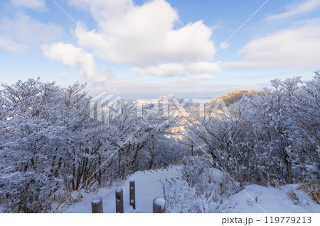 雪山登山(大分県九重町) 雪山登山(大分県九重町) 119779213