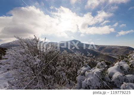 雪山登山(大分県九重町) 雪山登山(大分県九重町) 119779225