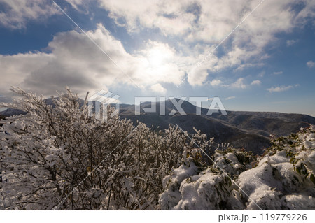 雪山登山(大分県九重町) 雪山登山(大分県九重町) 119779226