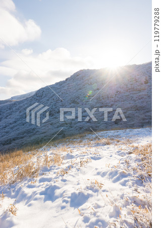雪山登山(大分県九重町) 雪山登山(大分県九重町) 119779288