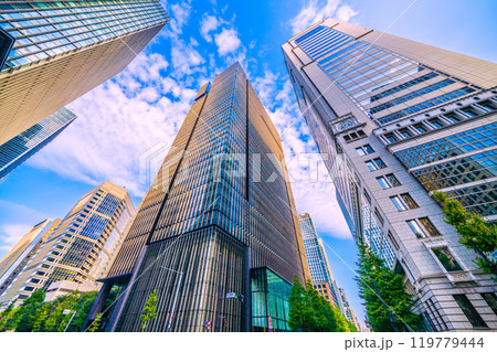 日本の東京都市景観 朝の日差しを浴びる「大手町駅前」交差点のビル群などを望む…＝10月27日　　 119779444