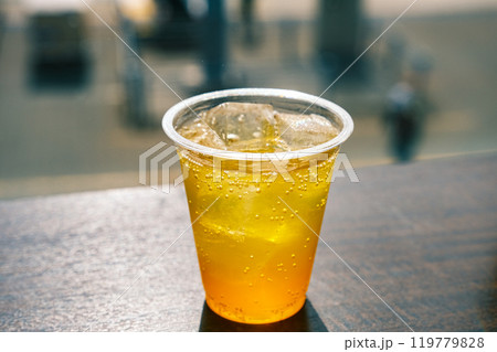 【#カフェ】プラスチックコップに入ったジュース 119779828