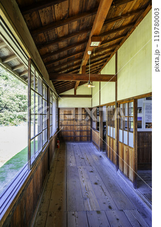 小豆島 二十四の瞳映画村 苗羽小学校田浦分校 廊下 香川県小豆島町 小豆島 二十四の瞳映画村 苗羽小学校田浦分校 廊下 香川県小豆島町 119780003