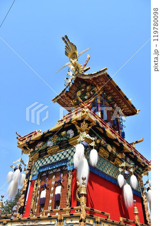 岐阜県高山市　2017年の高山祭屋台の総曳き揃え　55年振りの春秋の祭屋台の競演　行神台の人形屋台 119780098