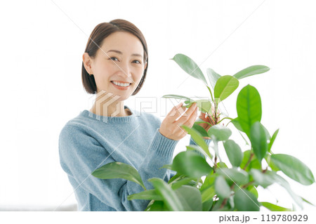 観葉植物の手入れをする女性 観葉植物の手入れをする女性 119780929