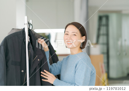 洋服をハンガーにかける女性 洋服をハンガーにかける女性 119781012