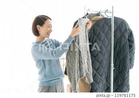 洋服をハンガーにかける女性 洋服をハンガーにかける女性 119781175