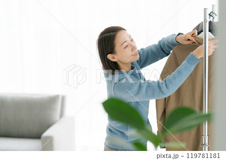 洋服をハンガーにかける女性 洋服をハンガーにかける女性 119781181