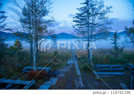 朝霧の尾瀬ヶ原と至仏山 朝霧の尾瀬ヶ原と至仏山 119781196