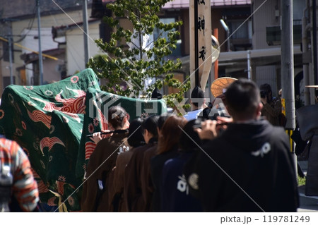 日本の岐阜県高山市 春の高山祭 横笛の一種の篠笛を吹く人達 法被を着ている後ろ姿 日本の岐阜県高山市 春の高山祭 横笛の一種の篠笛を吹く人達 法被を着ている後ろ姿 119781249