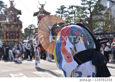 岐阜県高山市 春の高山祭 闘鶏楽と呼ばれる小さな鐘を鳴らす少年 陣笠を被っている後ろ姿と豪華な屋台 岐阜県高山市 春の高山祭 闘鶏楽と呼ばれる小さな鐘を鳴らす少年 陣笠を被っている後ろ姿と豪華な屋台 119781258
