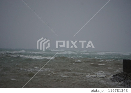 台風、暴風警報発令中の海 119781348