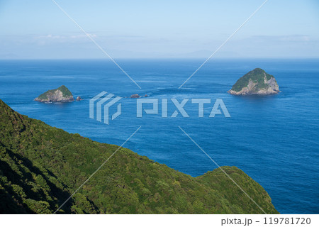 展望台から見る海に浮かぶ二つの小島 展望台から見る海に浮かぶ二つの小島 119781720