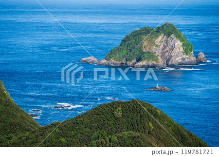 展望台から見える青い海に浮かぶ小島 119781721