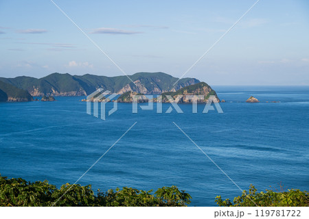 青い海と青い空 入り江に浮かぶ小島の見える風景 青い海と青い空 入り江に浮かぶ小島の見える風景 119781722