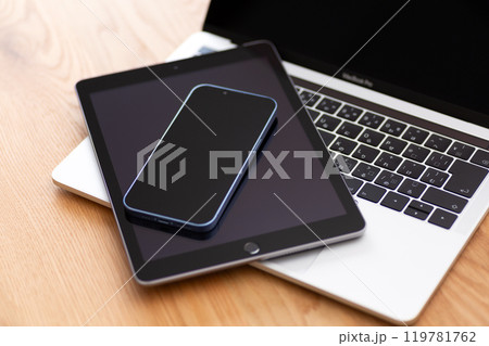 パソコン、スマホ、タブレット 119781762