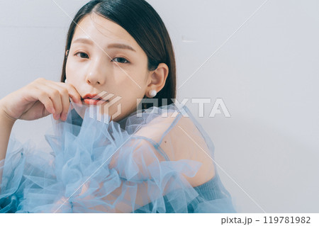 若い女性のファッション、ビューティーイメージ 119781982