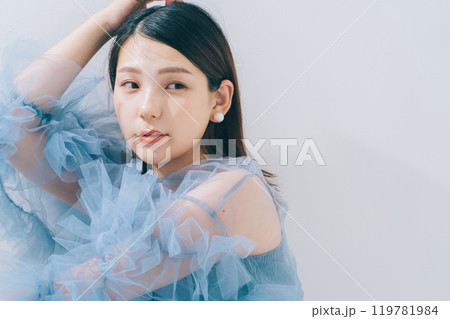 若い女性のファッション、ビューティーイメージ 119781984