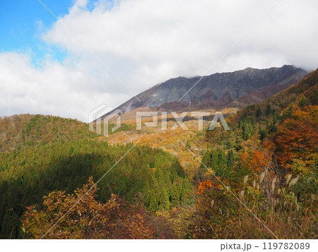 鳥取、大山の秋の絶景紅葉 鳥取、大山の秋の絶景紅葉 119782089