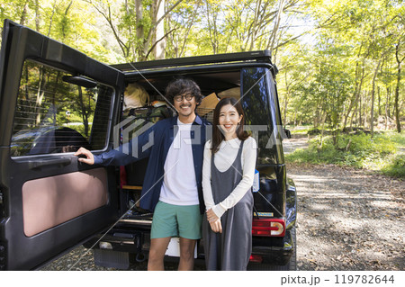 オートキャンプ場で車と並ぶカップル 119782644