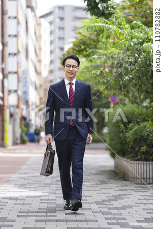 街を歩くアラフォーのビジネスマン　　全身 119782882