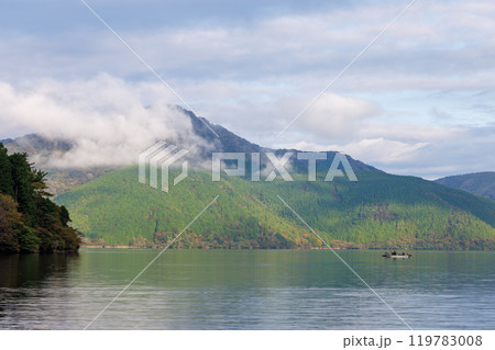 芦ノ湖でボートで釣りをする人々 芦ノ湖でボートで釣りをする人々 119783008
