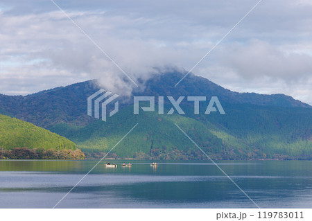 芦ノ湖でボートで釣りをする人々 119783011