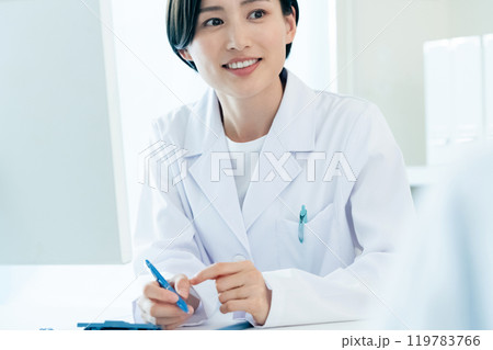 問診をする女性医師 119783766
