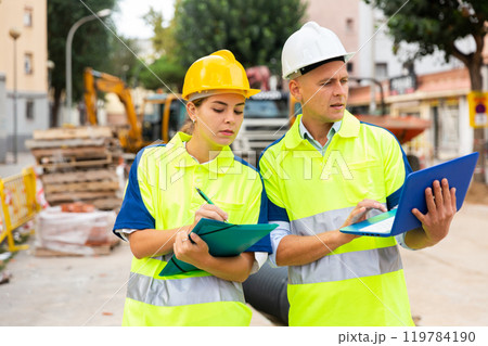 Two architects with laptop discussing construction plan 119784190