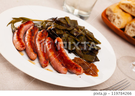 Fried frankfurters with green beans 119784266