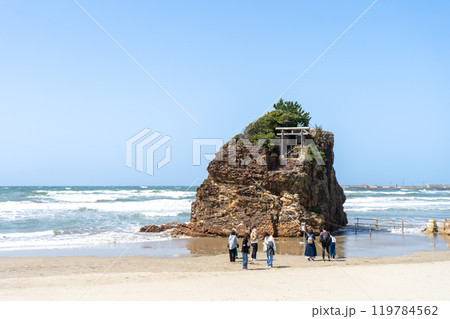 島根県出雲市　稲佐の浜 (弁天島)の景色 119784562