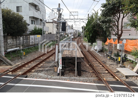 踏切で分断された九品仏駅ホーム 119785124