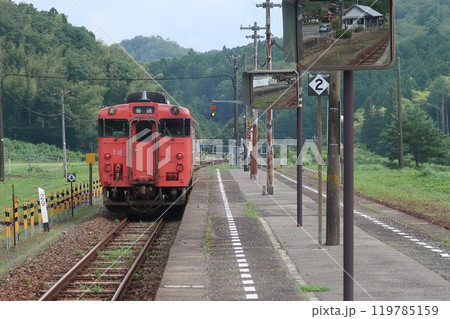篠目駅を出発するディーゼルカー 篠目駅を出発するディーゼルカー 119785159