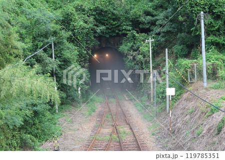 木戸山トンネルから出てくる気動車 木戸山トンネルから出てくる気動車 119785351